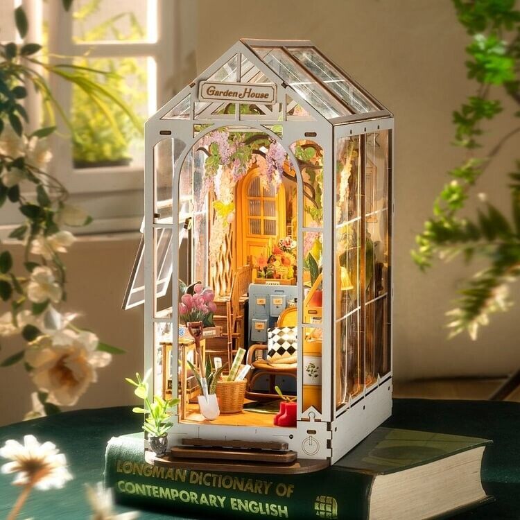 TGB06 Rolife Holiday Garden House Book Nook